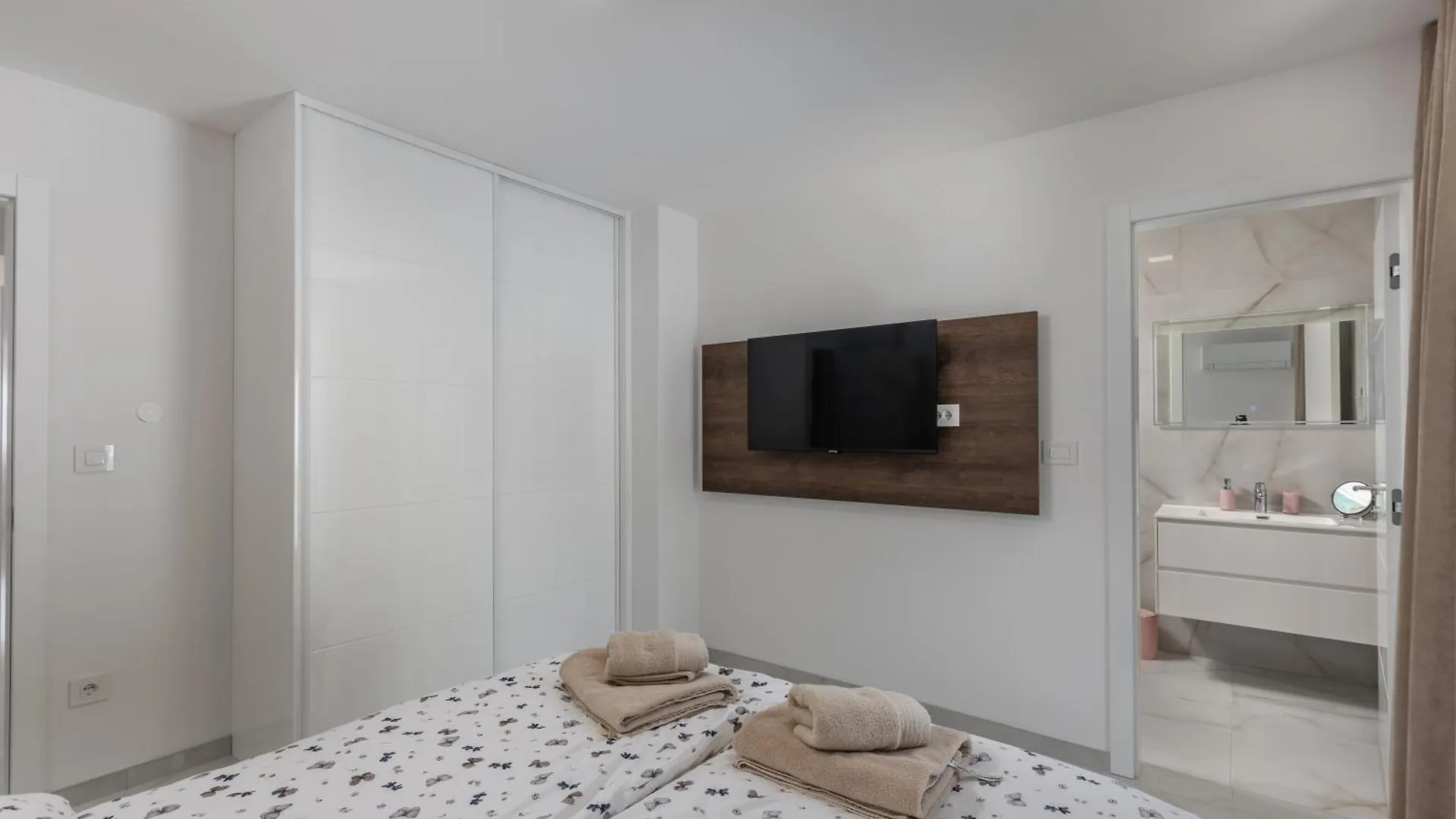 Pool Apartments With Sea View - Happy Rentals Crikvenica